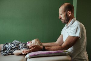 Osteopata che visita un bambino